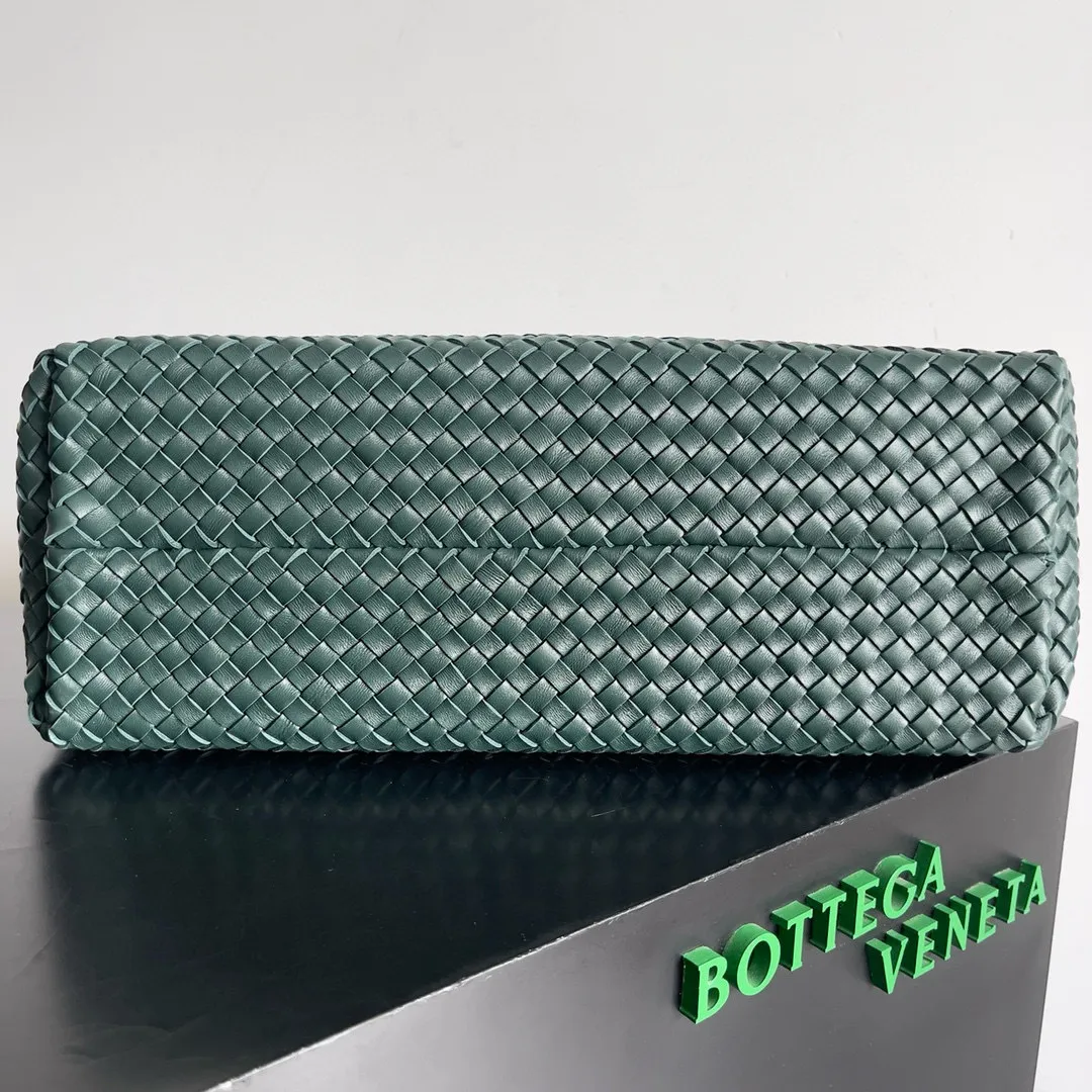 Batch 2860 Classic returns... (large size 51cm) • Cabat, born in 2001, is one of the most iconic styles of the Bottega Veneta workshop. The whole bag is made of top-grade imported lambskin. There is no exposed logo on the whole bag, but with the classic wide woven elements, you can tell who it belongs to at a glance! Can be carried on one shoulder, very practical! Style number: 608811 Size: 51*18*28